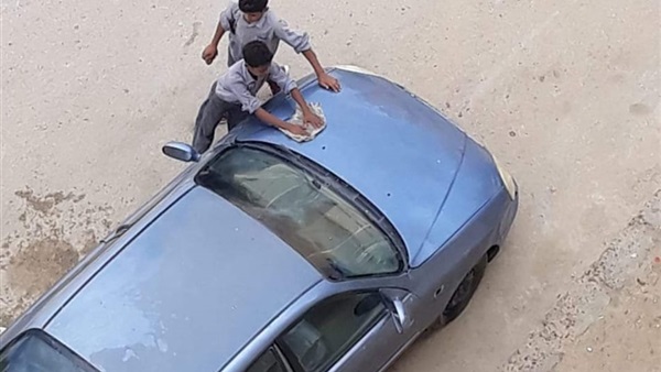 كارثة .. معلم يجبر طلابه على غسيل سيارته خلال اليوم الدراسي كارثة .. معلم يجبر طلابه على غسيل سيارته خلال اليوم الدراسي