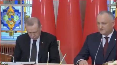 أردوغان يسقط نائما في مؤتمر صحفي