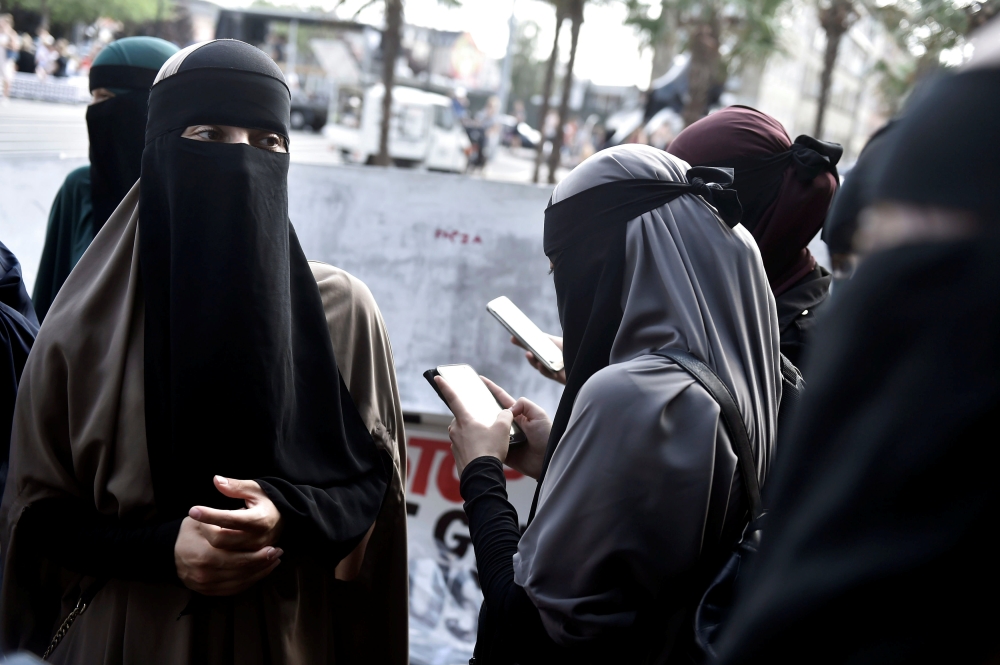نائبة تطالب بمنع ارتداء النقاب بسبب الإخوان نائبة تطالب بمنع ارتداء النقاب بسبب الإخوان