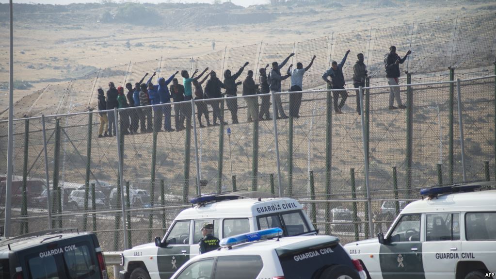 مهاجرون أفارقة عند منطقة حدودية بين المغرب وإسبانيا
