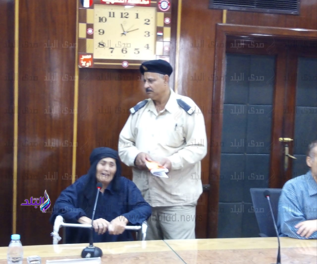 سيدة مسنة بأجا