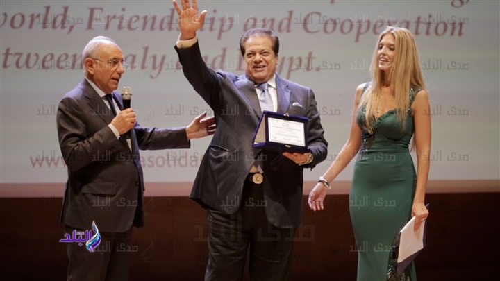 أبو العينين يتسلم جائزة نجمة العطاء الاجتماعي لعام 2018 أبو العينين يتسلم جائزة نجمة العطاء الاجتماعي لعام 2018
