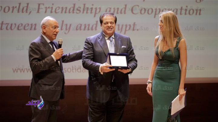 أبو العينين يتسلم جائزة نجمة العطاء الاجتماعي بإيطاليا