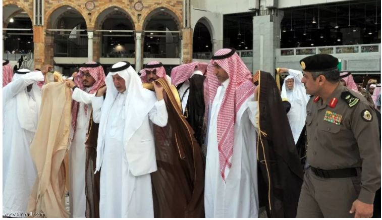 السعوديون يؤدون صلاة الاستسقاء