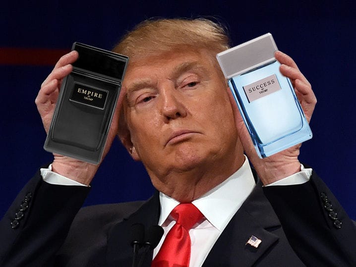 الرئيس الأمريكي دونالد ترامب يحمل هاتفين الرئيس الأمريكي دونالد ترامب يحمل هاتفين