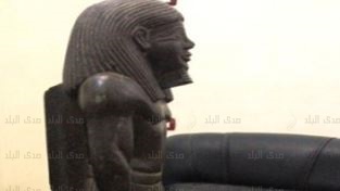 عامل بحوزته تمثال اثرى