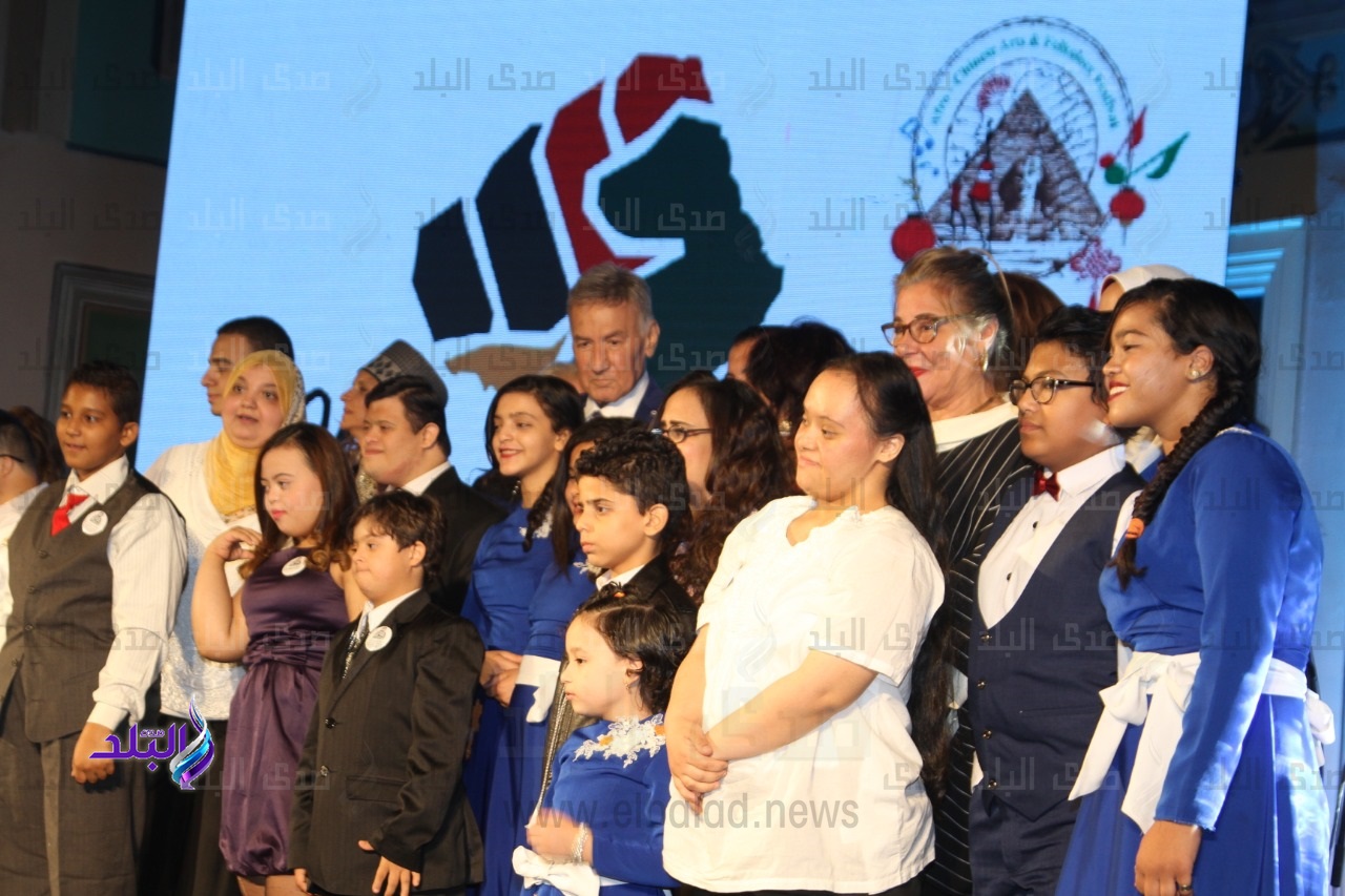 أبوعوف يشارك ذوي القدرات الخاصة الغناء بافتتاح مهرجان الفنون