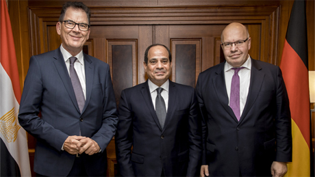 الرئيس السيسي مع وزيري الاقتصاد والتنمية في ألمانيا