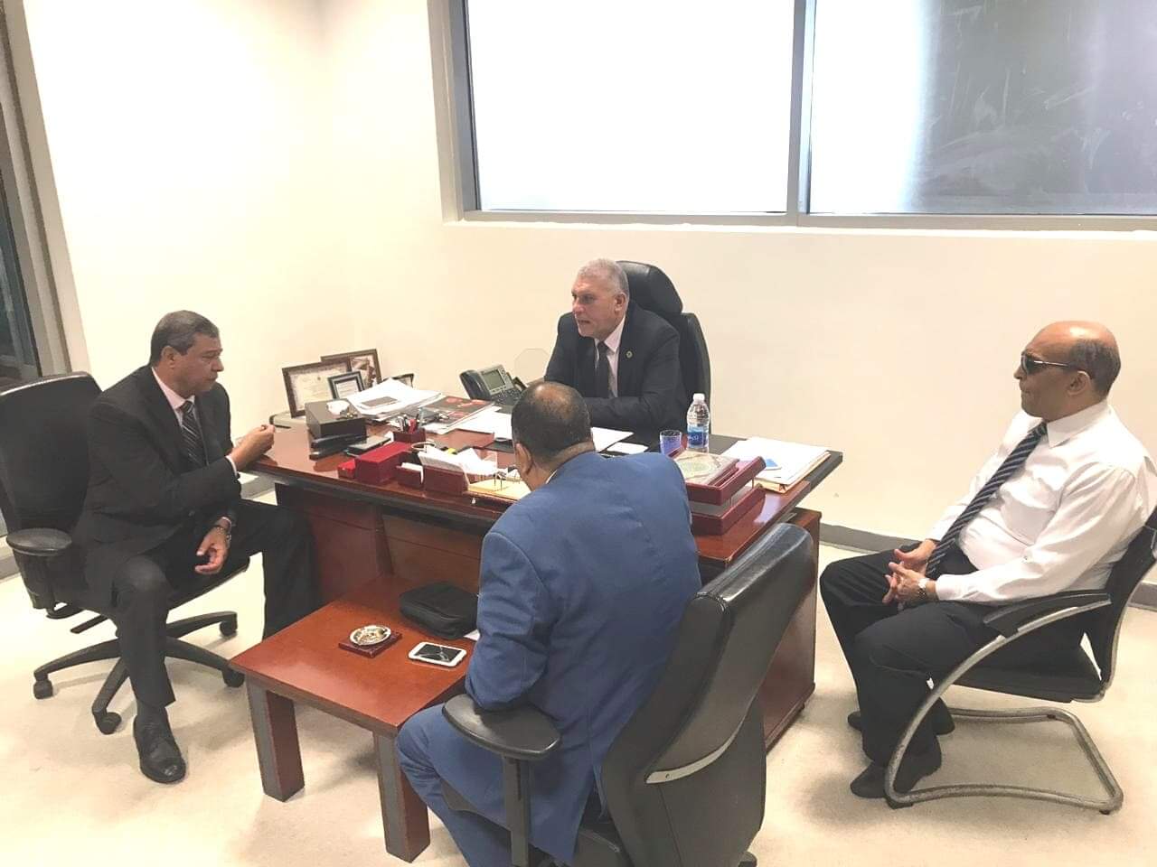 صورة من اجتماع رئيس مصلحة الجمارك بمطار القاهرة صورة من اجتماع رئيس مصلحة الجمارك بمطار القاهرة