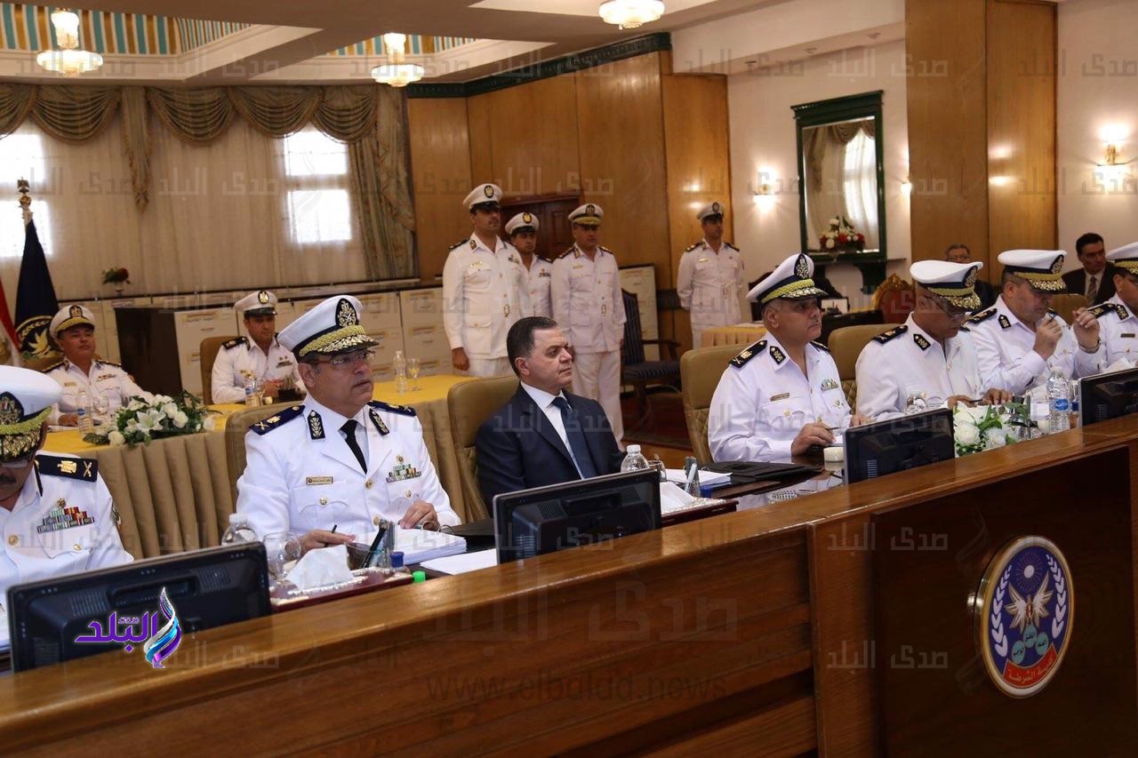 وزير الداخلية يتفقد لجنه كشف الهيئة بكلية الشرطة