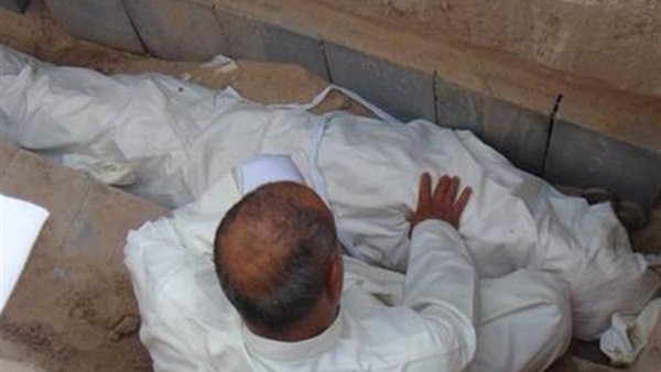 الدخول على الميت وكشف وجهه لتقبيله وتوديعه الدخول على الميت وكشف وجهه لتقبيله وتوديعه