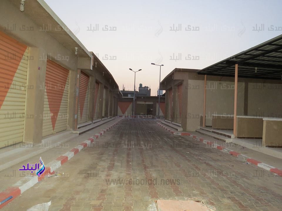 إزالة المخلفات حول الصالة المغطاة بالعريش