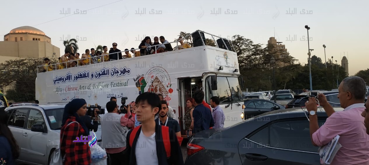 الأفرو صيني ينظم جولة بالأتوبيس المكشوف للفرق المشاركة
