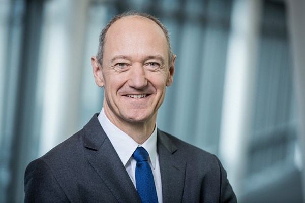 رولاند بوش، عضو مجلس إدارة شركة سيمنز الألمانية