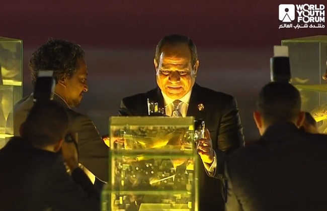 الرئيس السيسى لحظة إفتتاحه النصب التذكارى 