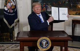 الرئيس ترامب وقت توقيع الخروج من الاتفاق النووي الايراني 