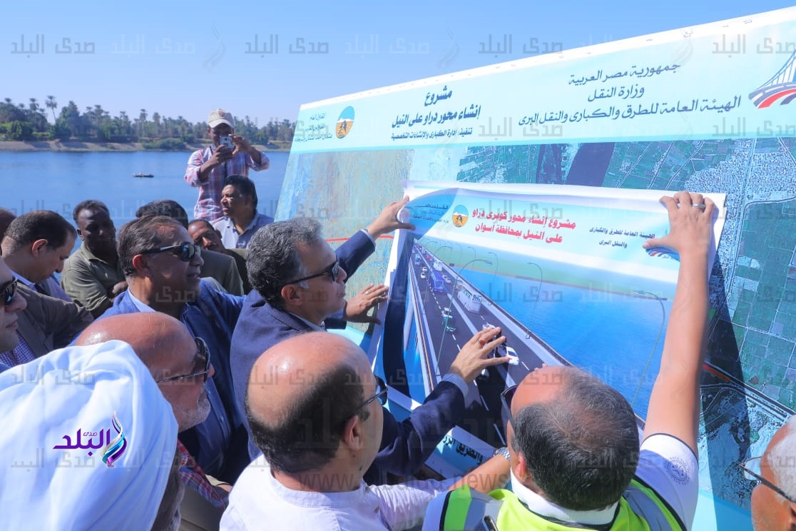 وزير النقل يتفقد أعمال انشاء محور دراو بأسوان 