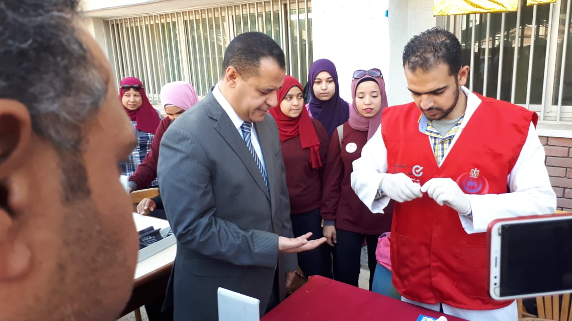 نائب رئيس الجامعة يفتتح حملة 100 مليون صحة