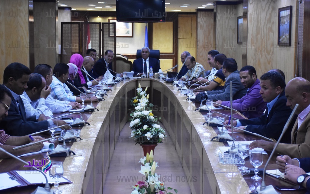 محافظ أسوان يعقد إجتماعًا لمتابعة الموقف التنفيذى
