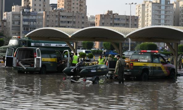 الجيش والحرس الوطني في الكويت يتدخلان لمواجهة كارثة الأمطار الجيش والحرس الوطني في الكويت يتدخلان لمواجهة كارثة الأمطار