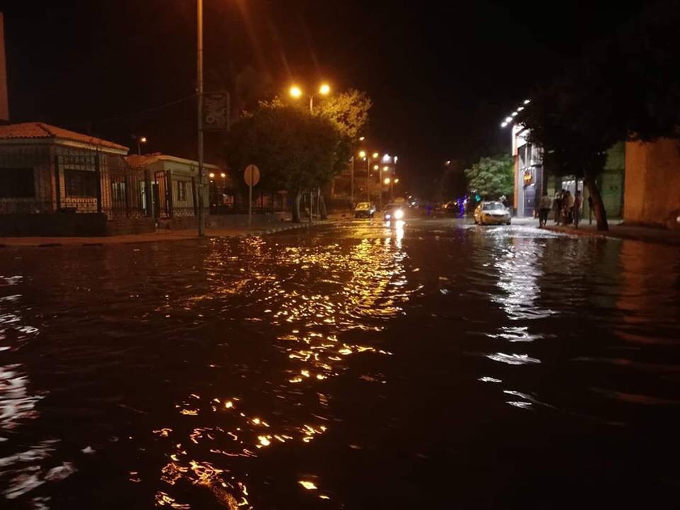 كسر بماسورة مياه يغرق الشوارع ويحاصر المترو في حلوان