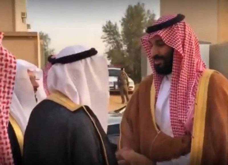 ولي العهد السعودي يزور المواطنين في منازلهم بالقصيم