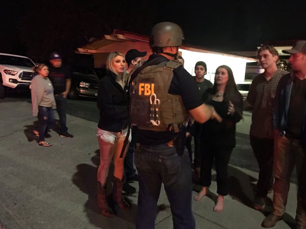 أحد أفراد مكتب FBI من موقع الهجوم أحد أفراد مكتب FBI من موقع الهجوم