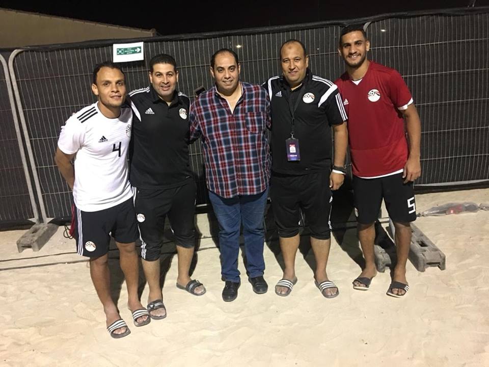 خالد لطيف ولاعبى منتخب الشاطئية