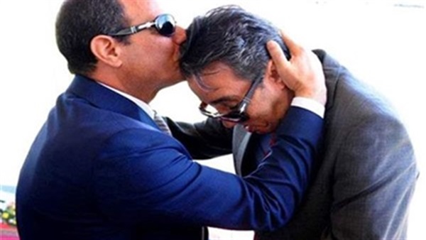 الرئيس السيسى يقبل العقيد ساطع النعمانى الرئيس السيسى يقبل العقيد ساطع النعمانى