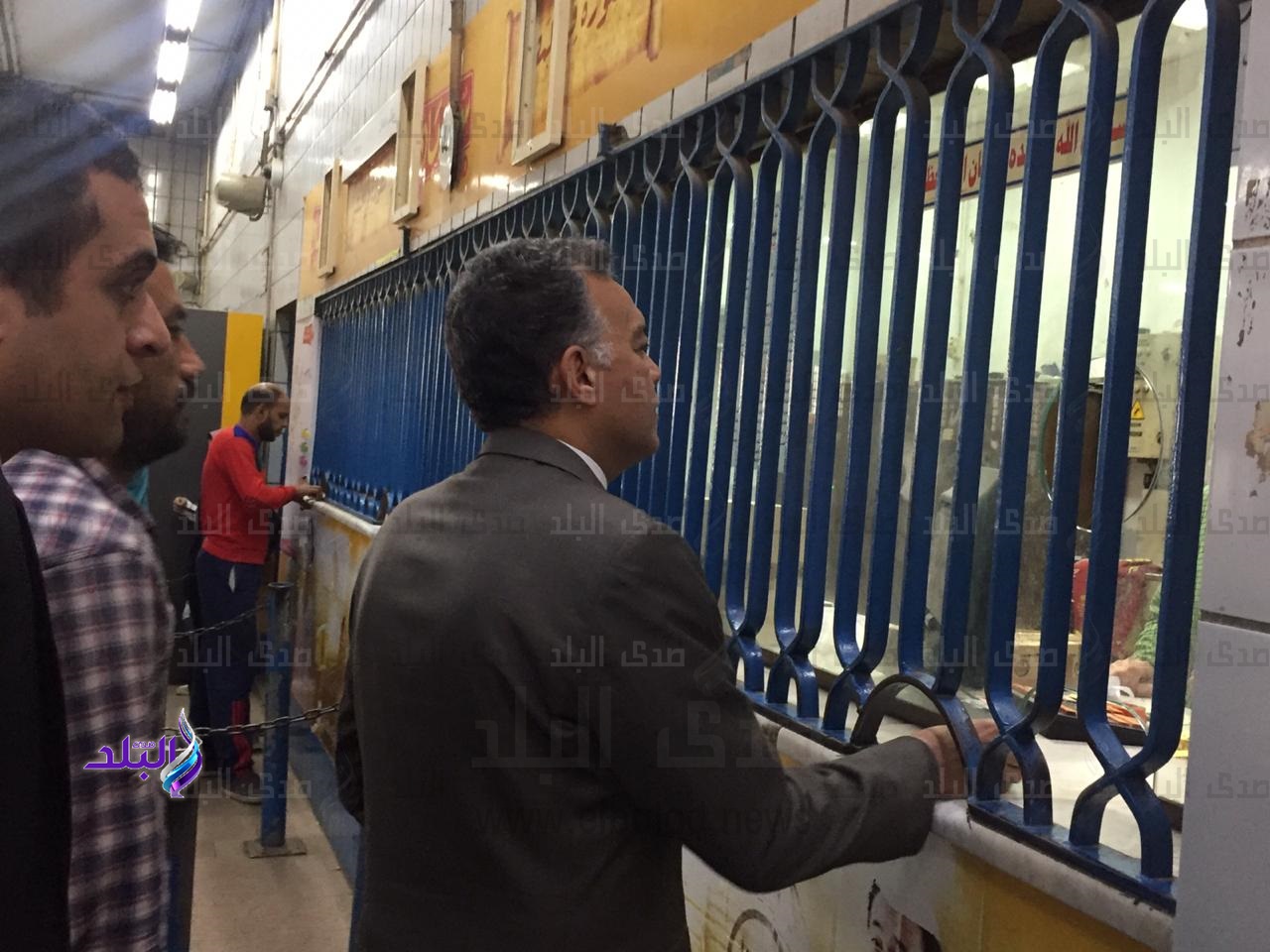 وزير النقل يقف فى طابور المترو لقطع تذكرة