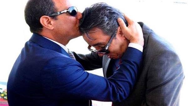 الرئيس السيسى يقبل العقيد ساطع النعمانى الرئيس السيسى يقبل العقيد ساطع النعمانى