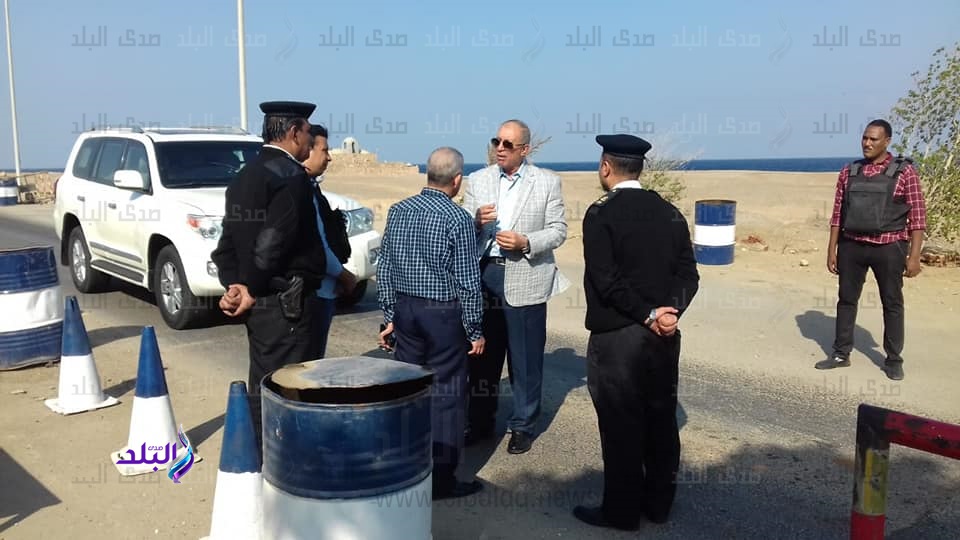 محافظ البحر الأحمر يتفقد نقطة التفتيش الشمالية بالقصير
