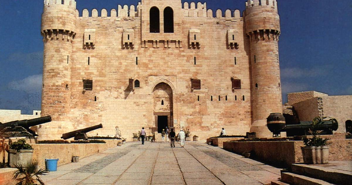 الغزالی: يوضح سبب إنارة قلعة قايتباي باللون الوردي