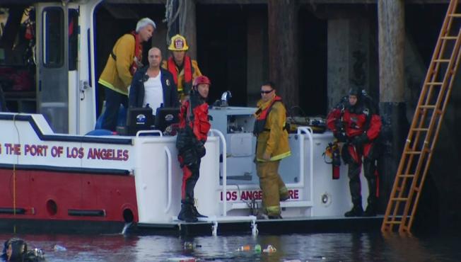 أثناء استخراج الجثث من الماء