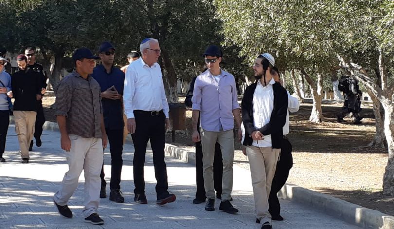وزير الزراعة الاسرائيلي يقتحم المسجد الاقصى وزير الزراعة الاسرائيلي يقتحم المسجد الاقصى