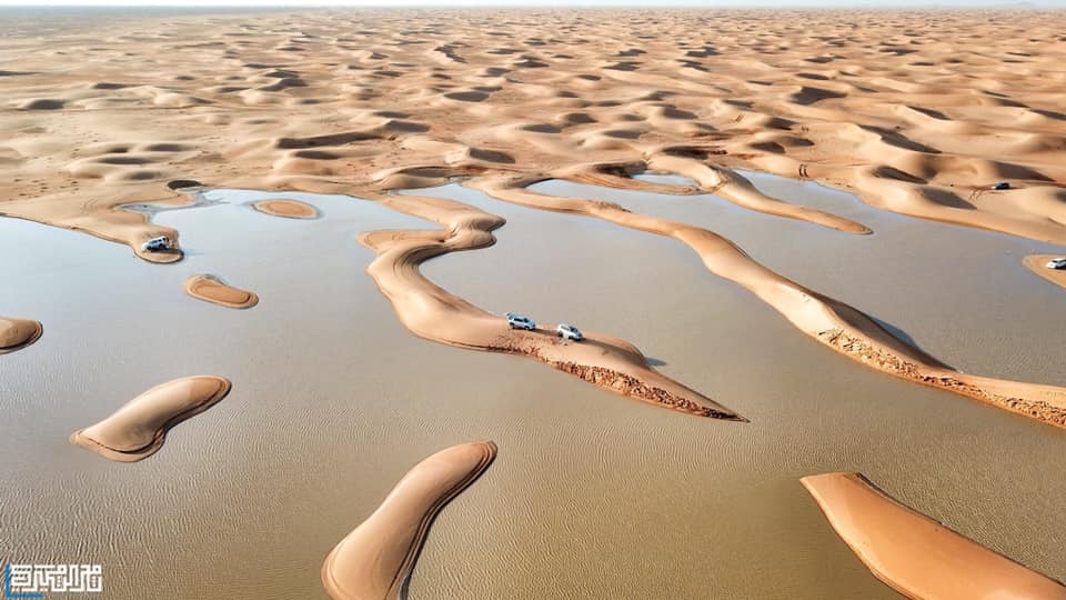 جولة بالسيارات بين بحيرات صحراء الدهناء جولة بالسيارات بين بحيرات صحراء الدهناء