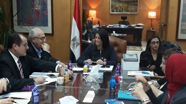 وزيرة السياحة مع محرري الملف وزيرة السياحة مع محرري الملف