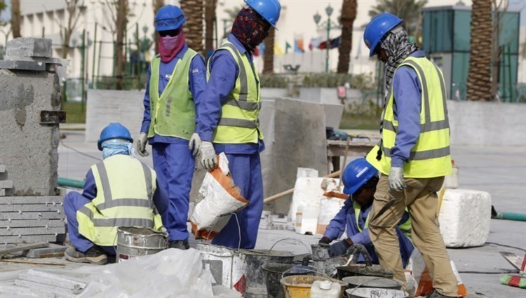 عمال في منشآت كاس العالم بقطر