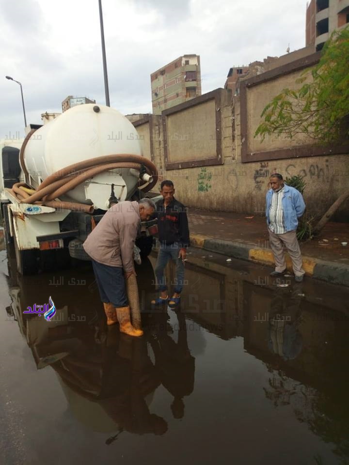 الدفع بسيارات لشفط مياه الأمطار بمدن القليوبية ..صور الدفع بسيارات لشفط مياه الأمطار بمدن القليوبية ..صور