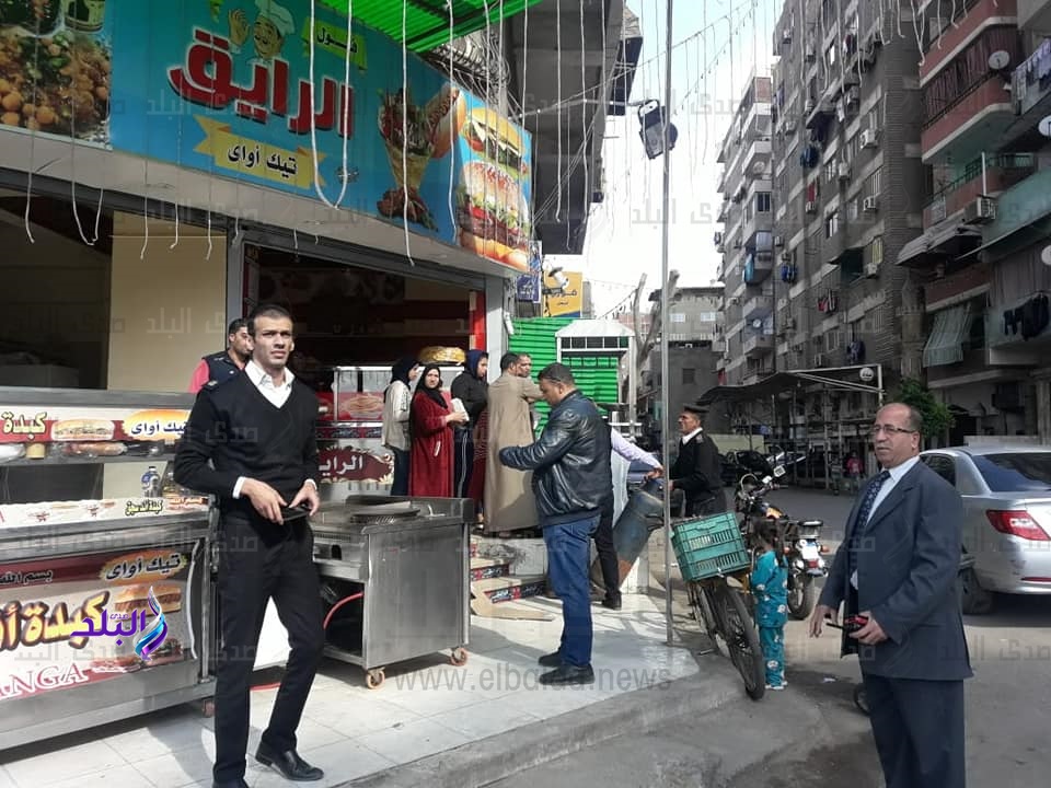 رئيس حي الزيتون يقود حملة انضباطية بشوارع الحي