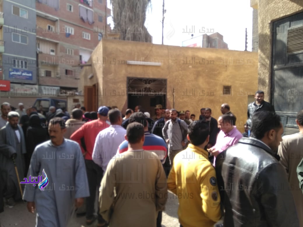 تجمهر العشرات من أهالي ضحايا المعدية الغارقة بين محافظتي الب