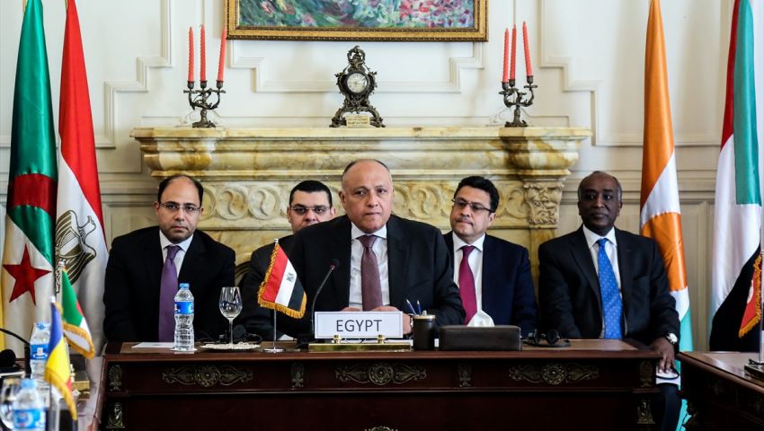 الوزير شكري خلال مشاركة سابقة باجتماعات دول جوار ليبيا 