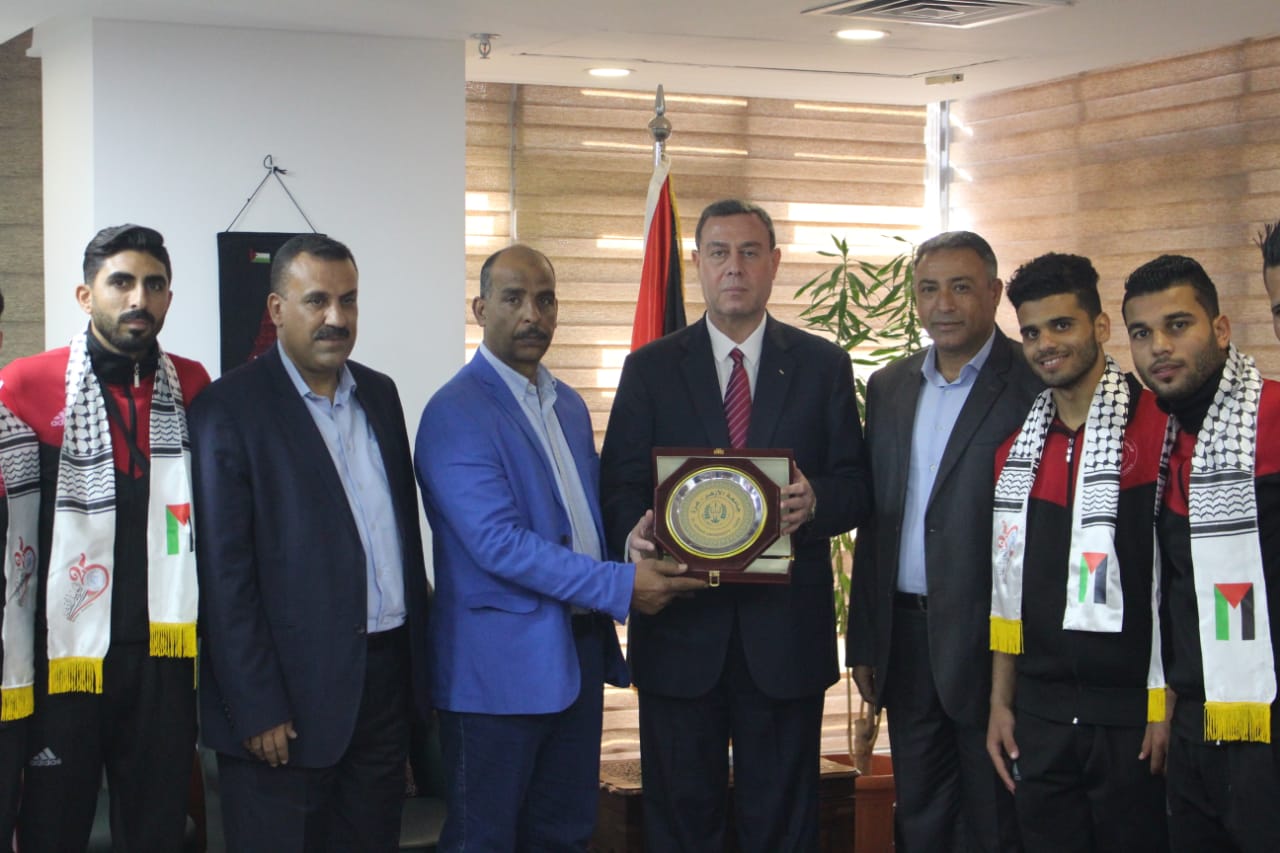 السفير الفلسطيني يستقبل فريق جامعة الأزهر لكرة القدم السفير الفلسطيني يستقبل فريق جامعة الأزهر لكرة القدم