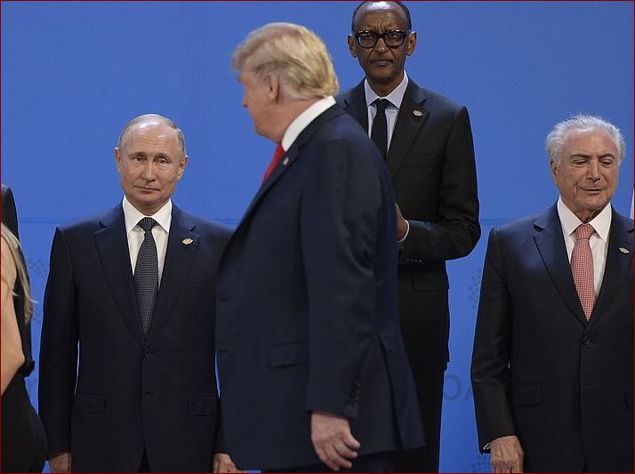 ترامب يتجاهل مصافحة بوتين