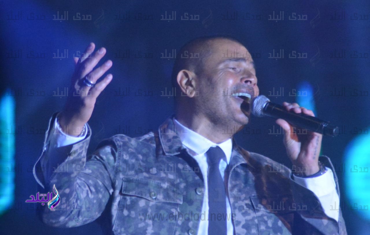 عمرو دياب يشعل حماس جمهوره بأغنية أنت مغرور في حفل التجمع