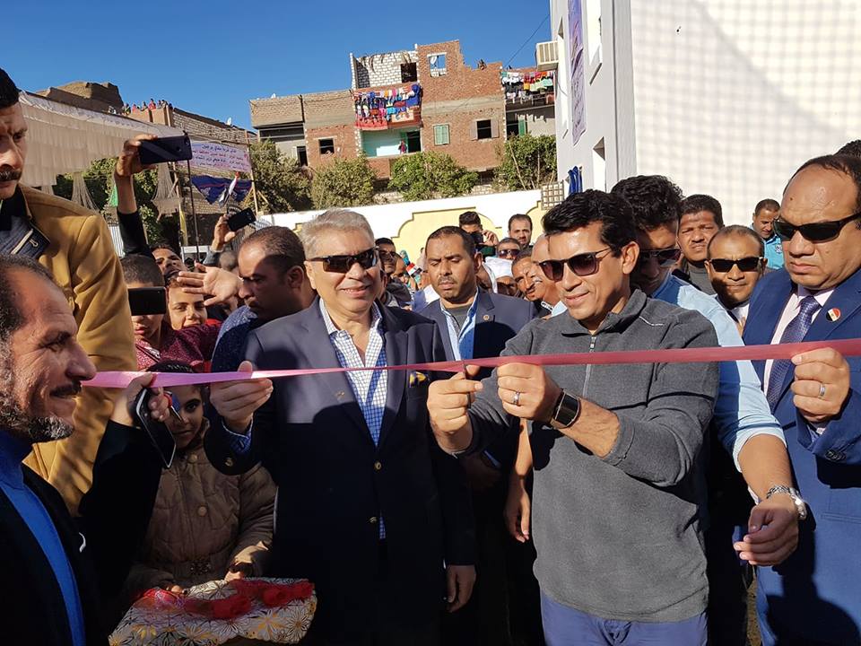  وزير الشباب والرياضة يفتتح ملعب وحمام سباحة بـ المنيا