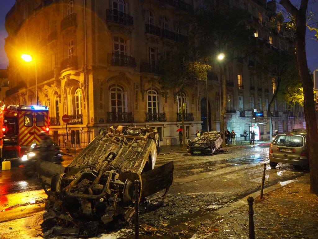 سيارات محترقة نتيجة اشتباكات باريس