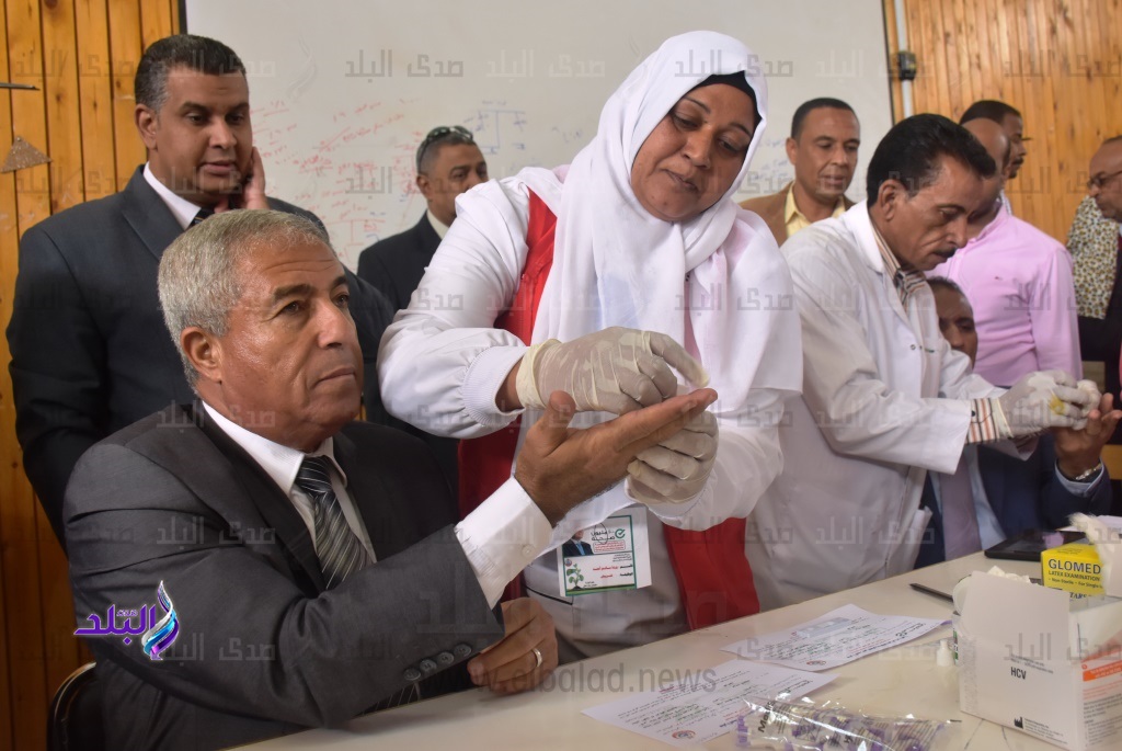 محافظ أسوان يتابع أعمال الحملة القومية