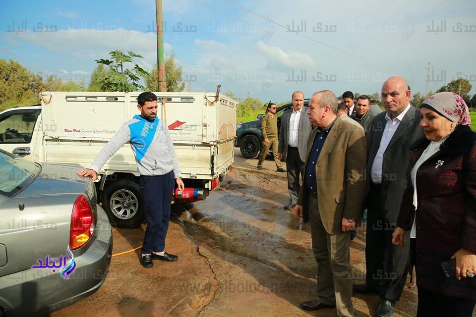 محافظ كفر الشيخ يضبط مغسلة سيارات مخالفة.. صور