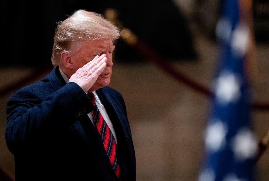 ترامب أمام جثمان بوش الاب